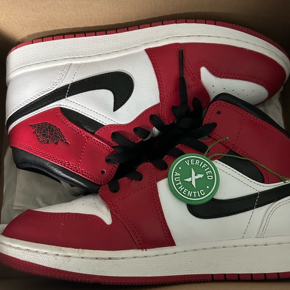 Jordan 1 mid Chicago - Picture 1 of 8
